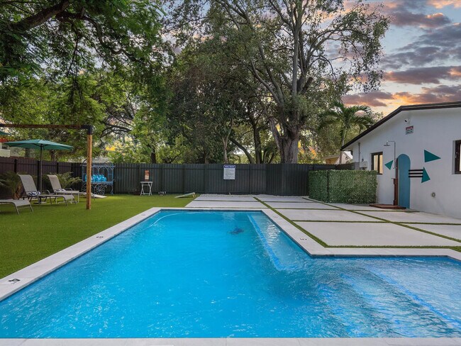 Foto del edificio - 256 NW 57th St