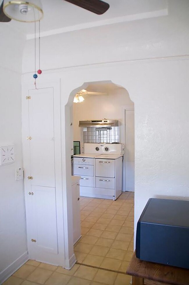 Oficina/rincón de desayuno/sala de manualidades con vista a la cocina. - 13855 Vanowen St