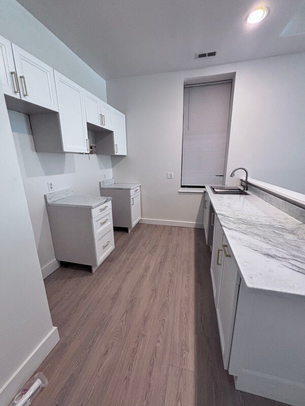 Foto del edificio - 1704 S Tucker Blvd