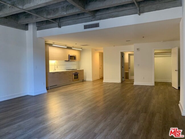 Building Photo - 727 W 7th St