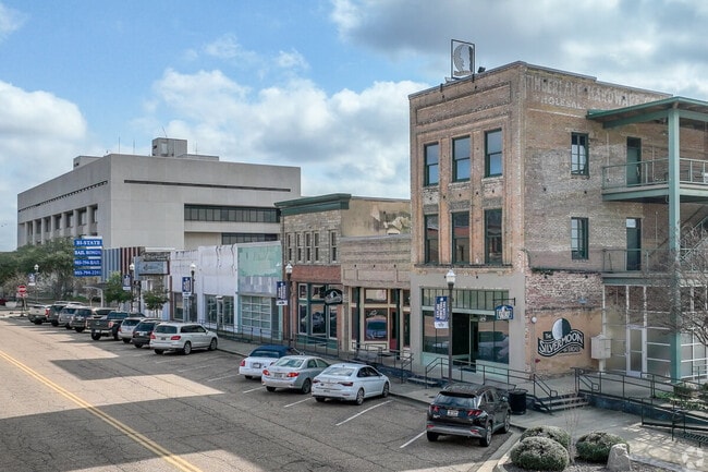 Texarkana residents can do a little shopping or get something to eat along West Broad St.