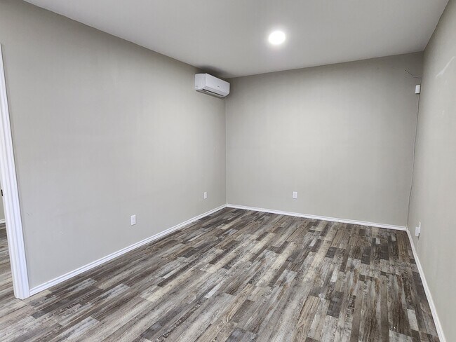 Foto del edificio - 1050 Shephard Dr