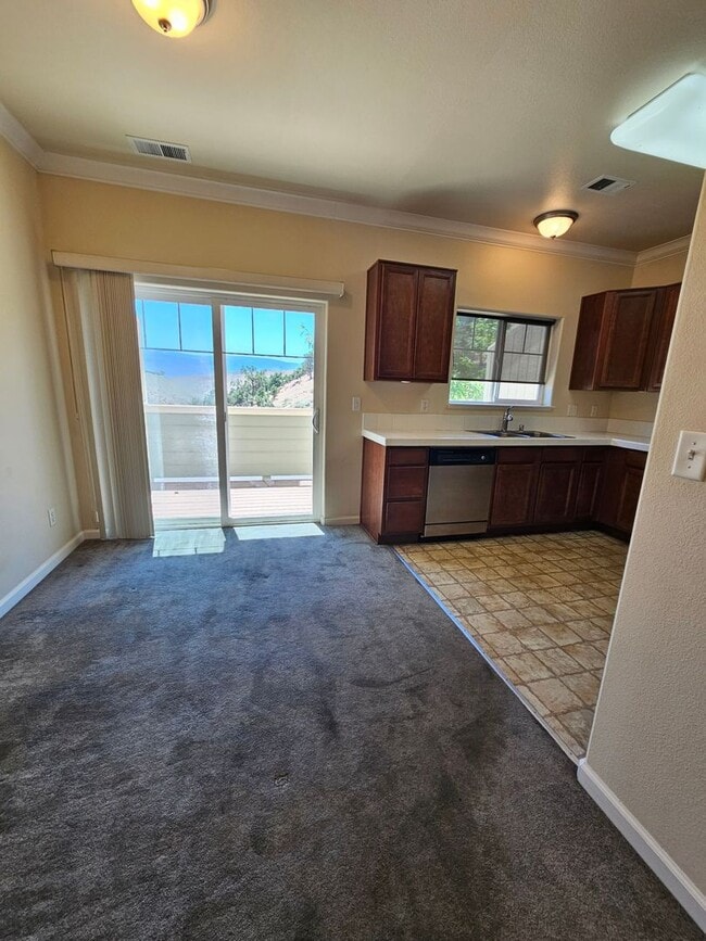 Foto del edificio - 3 Bedroom 2.5 Bath Close to UNR!