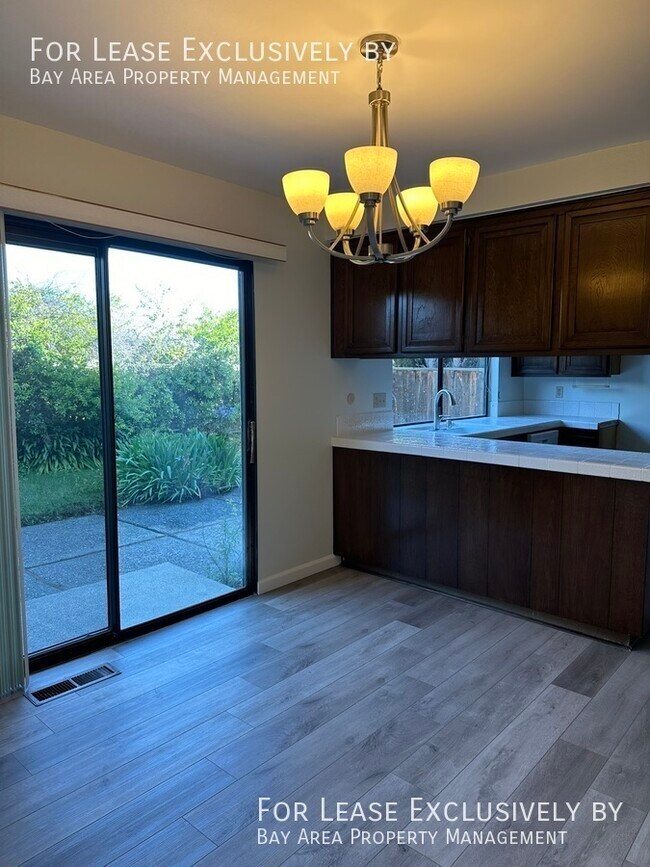 Building Photo - 5 BD/2.5 BA Spacious 2-story Home just a b...