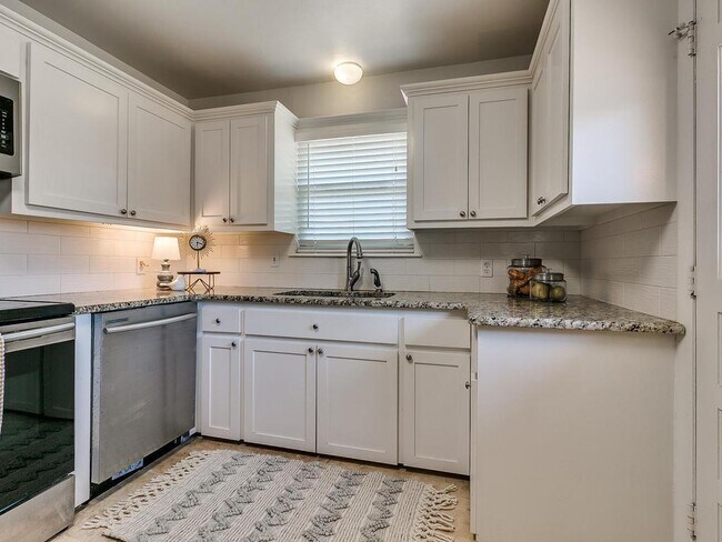 Foto del edificio - 2644 Lakeside Dr