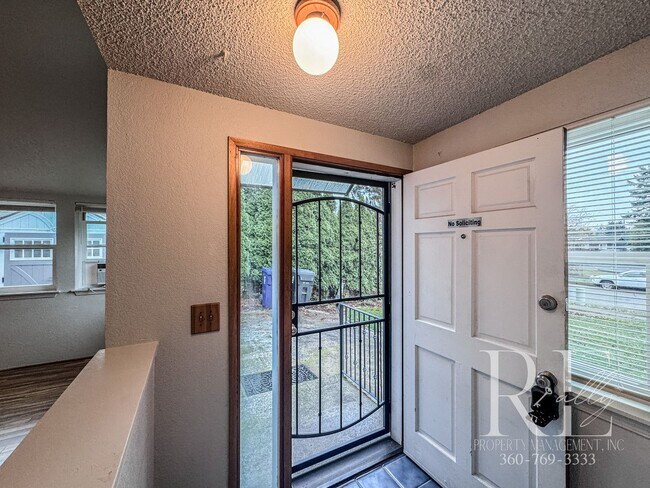 Building Photo - Charming 3-Bed Tacoma Home with Skylights & Unique Touches