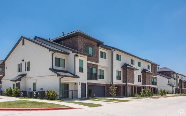 Building Photo - Townhomes at Lake Park