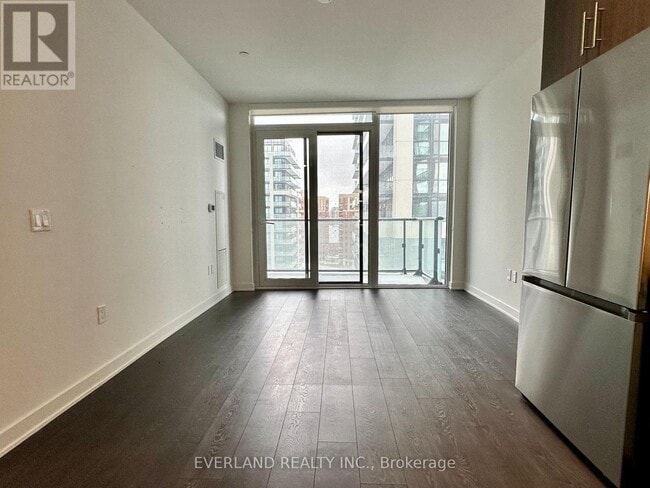 Building Photo - 105 Oneida Crescent