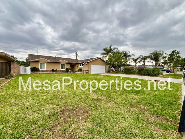 Building Photo - 17571 Deodar Ave
