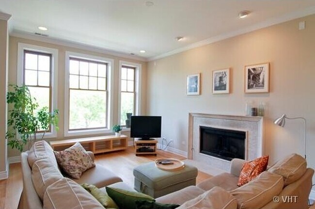 Living Room - 1441 N Wicker Park Ave