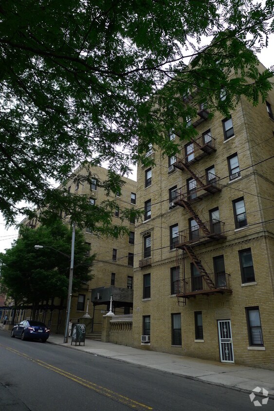 CON 144 238th ¡St - 114 W 238th St