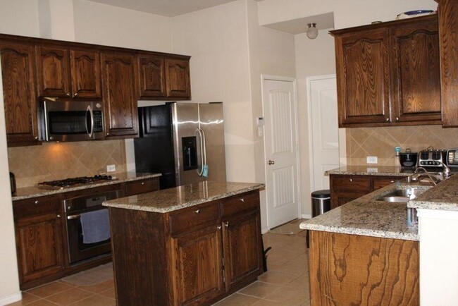 Building Photo - Charming house with a open floor plan, lar...