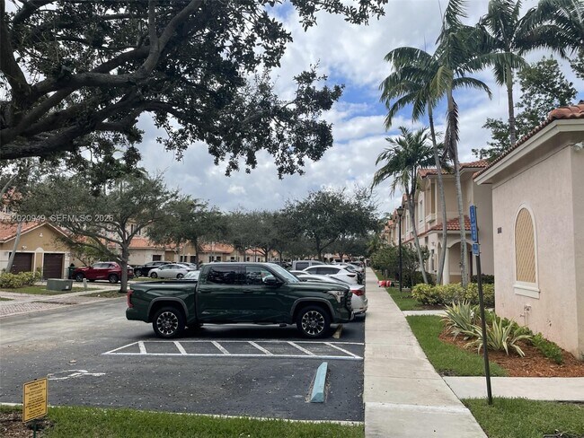 Building Photo - 8835 S Isles Cir