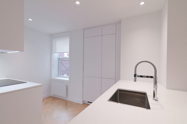 Building Photo - 590 Av. Outremont