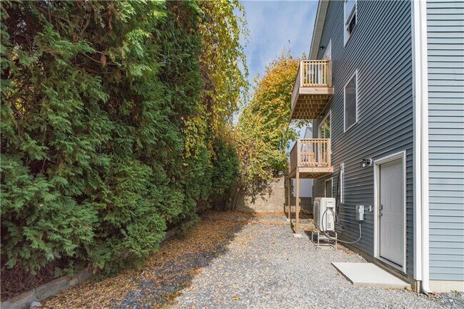 Building Photo - 44 Hall St