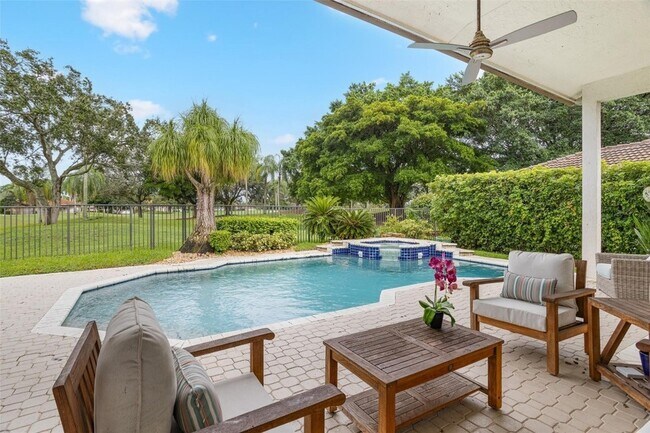 Foto del edificio - 2534 Golf View Dr