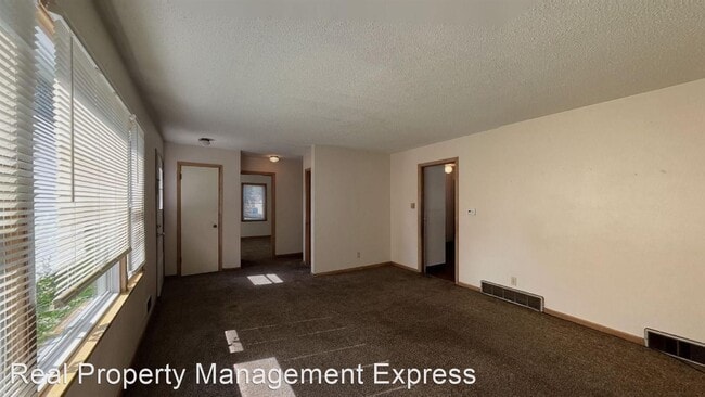 Building Photo - 3 br, 1 bath House - 1422 E 17th St