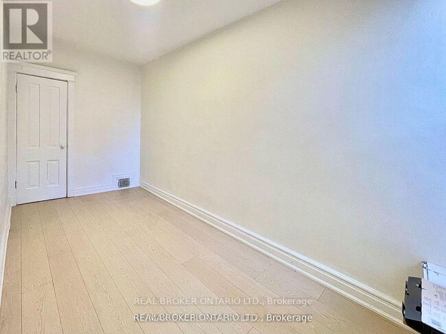 Building Photo - 26 Carr St