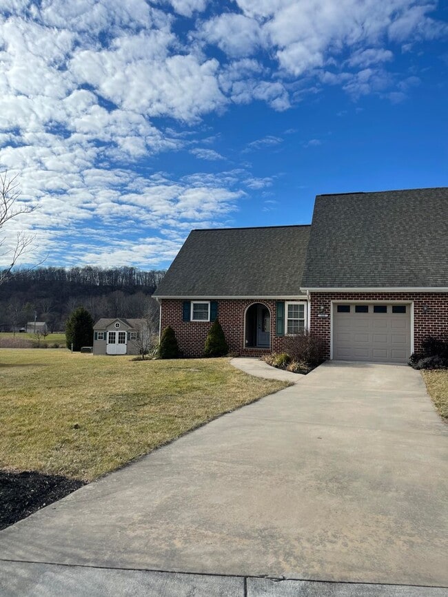 Building Photo - Duplex in Turner Ashby School District