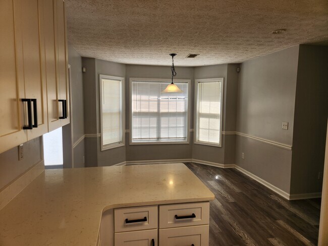 Foto del edificio - 482 Grove Hill Dr