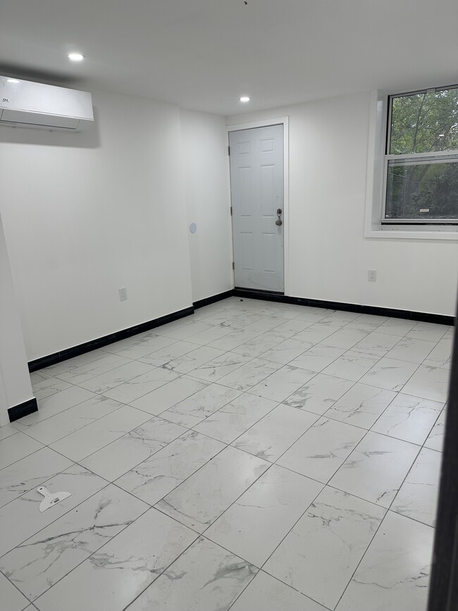 Building Photo - 552 Congress St