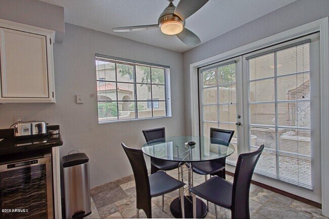 Foto del edificio - 6141 N 28th Pl