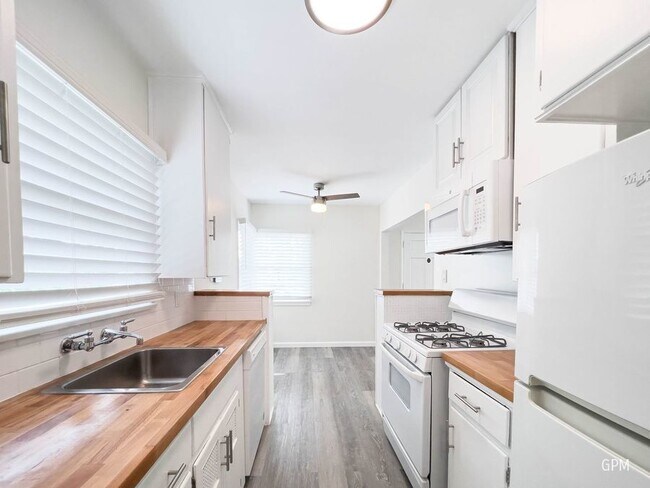 Foto del edificio - Spacious 1BR Unit In Prime Location!