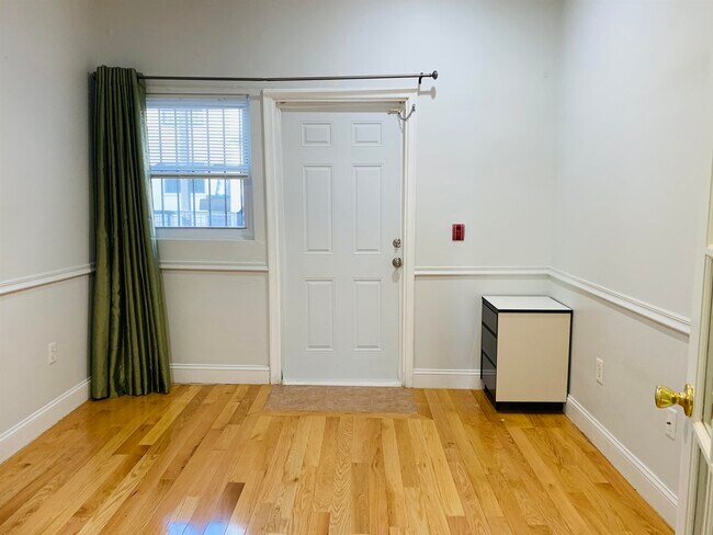 Foto del edificio - 136 Newark Ave