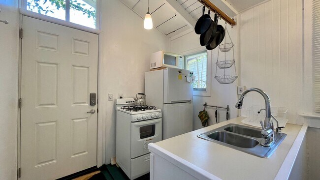 Foto del edificio - FURNISHED 1 Bedroom Downtown SLO, Utilities Included