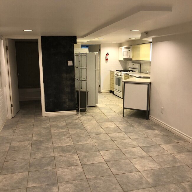 Photo du bâtiment - spacious basement apt in West Anex