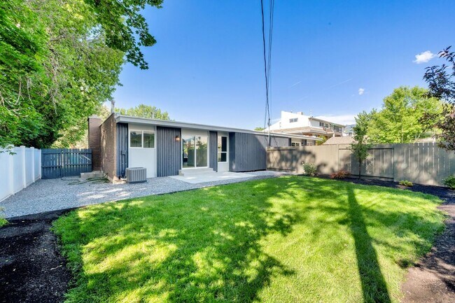 Building Photo - 1210 E Bonner Way
