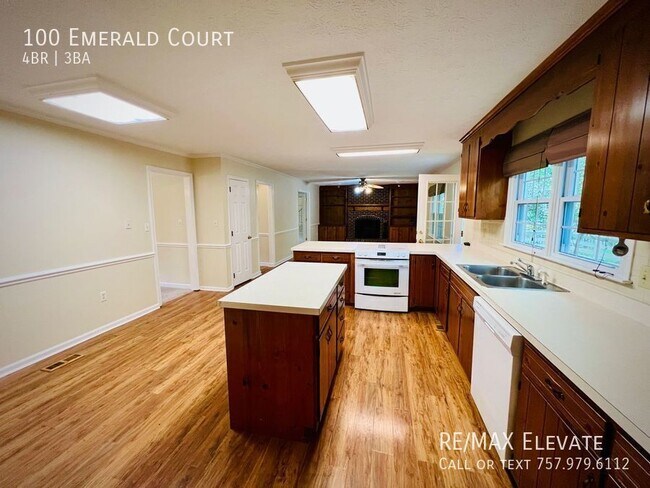 Building Photo - 100 Emerald Ct