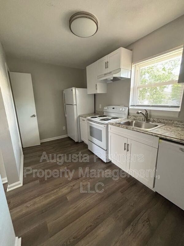 Building Photo - 110 3rd St