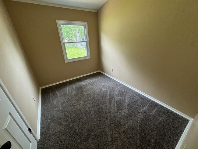 Foto del edificio - Spacious 3 Bedroom Home in Milan with Large Yard and Garage