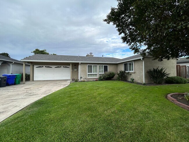 Spacious 3 Bed/1.5 Bath Home Located in He... - Spacious 3 Bed/1.5 Bath Home Located in He...