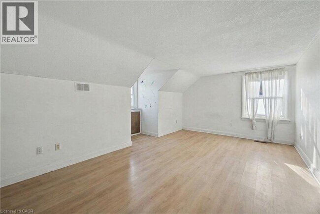 Photo du bâtiment - 68 Highland Rd W