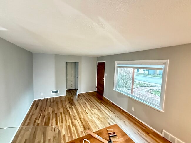 Building Photo - 843 Judson St