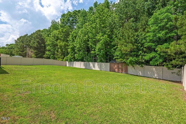 Building Photo - 411 Buxton St