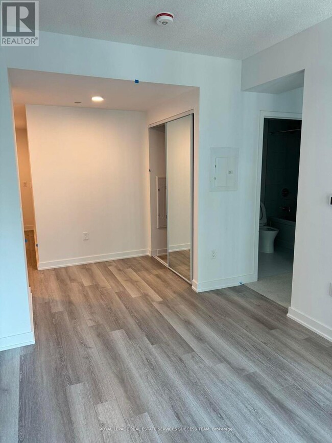 Building Photo - 230 Simcoe St