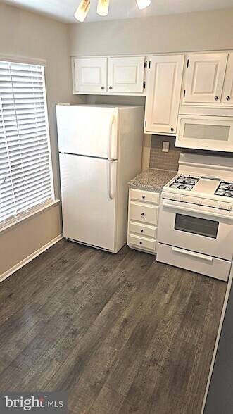 Building Photo - 560 Shetland Ct