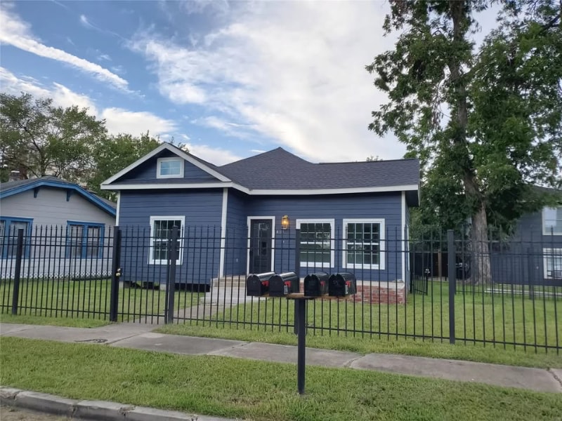 Primary Photo - 808 Oakhurst St