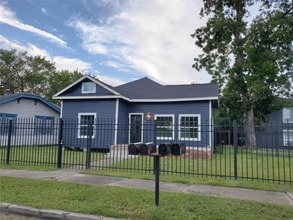 Building Photo - 808 Oakhurst St