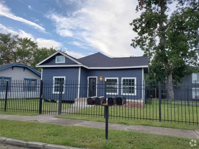 Building Photo - 808 Oakhurst St