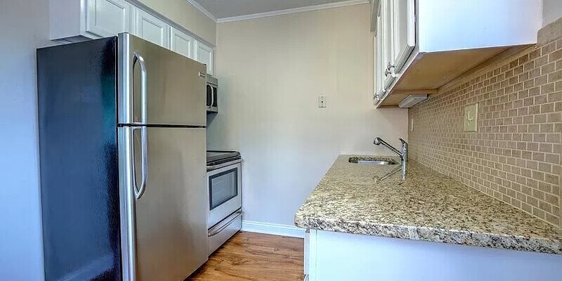 Foto principal - 7703 Jerome Ave