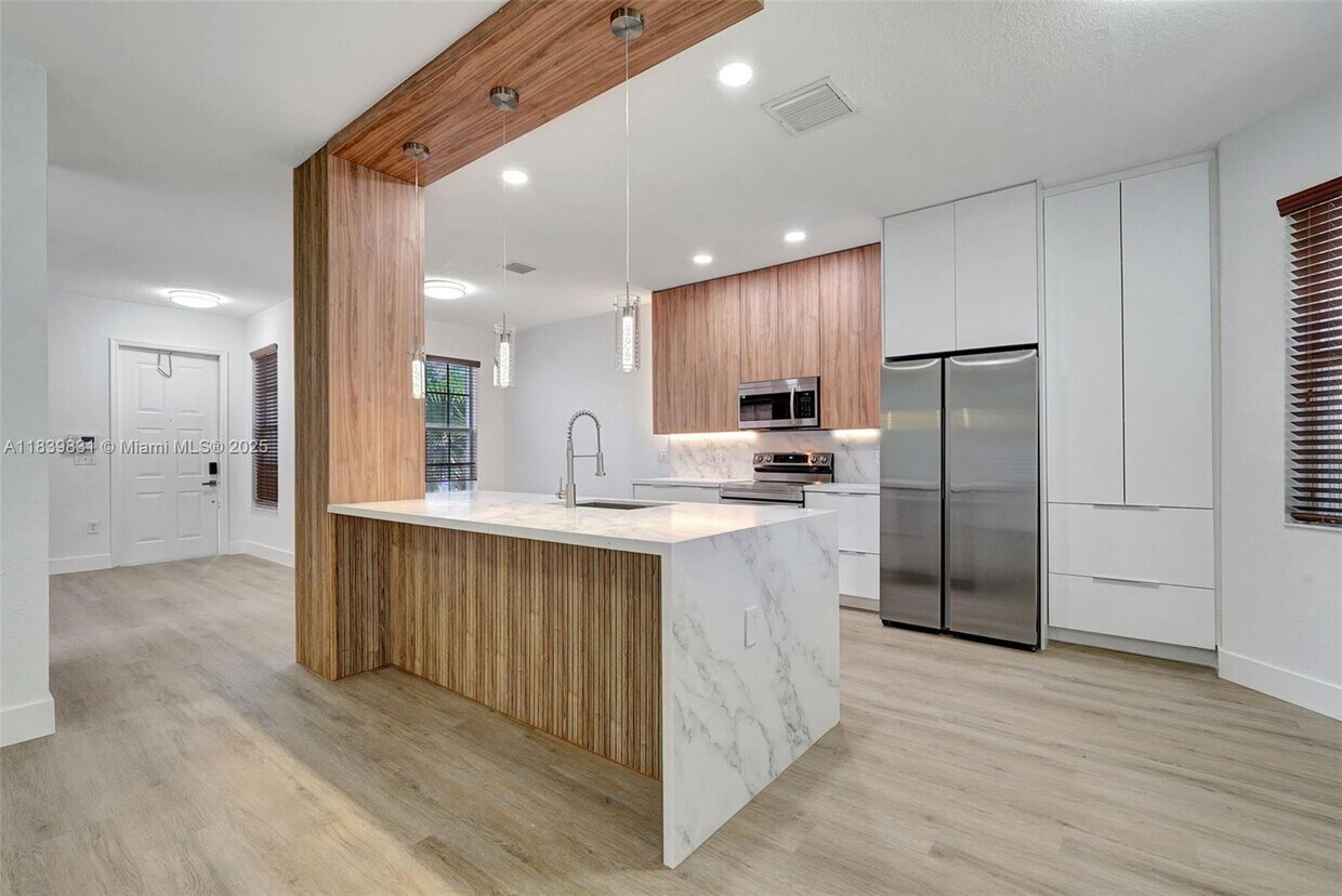 Foto principal - 16276 SW 29th St