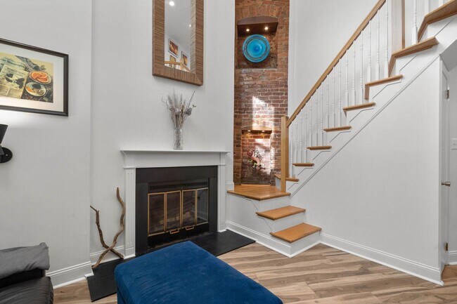Building Photo - Two Level Two Bedroom in Hill East