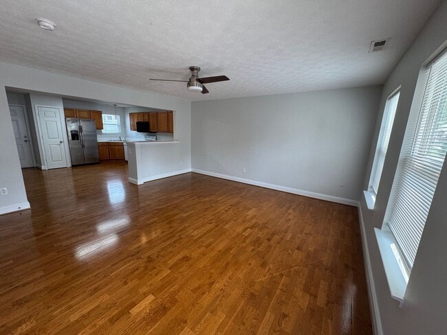 Building Photo - Immaculate End Unit Townhouse