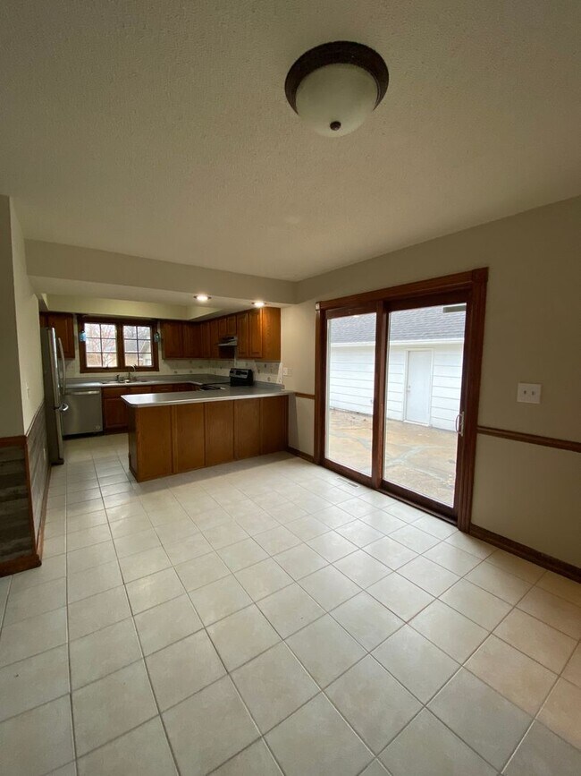 Building Photo - Updated 5 Bedroom 3.5 Bath