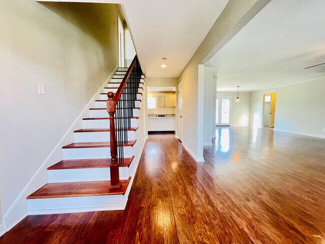 Foto del edificio - 223 Raintree Ln