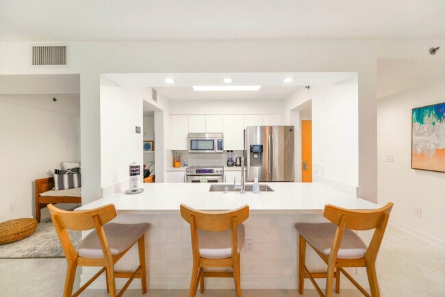 Building Photo - 1200 Brickell Bay Dr